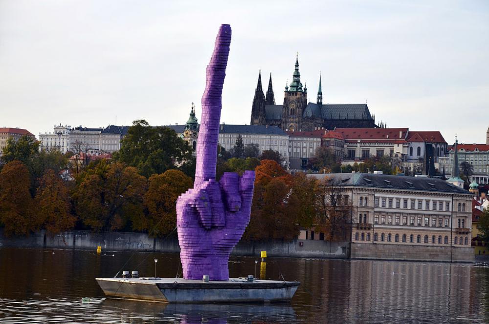 Gesto,_David_Černý(sochař),_21.10.2013,_Praha.jpg