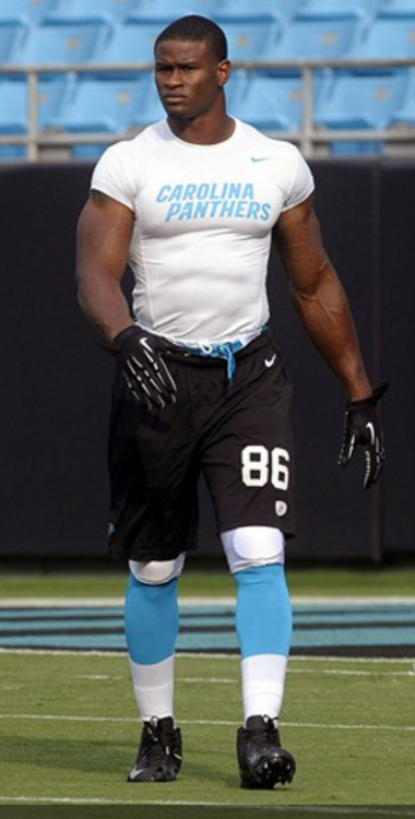 Carolina_Panthers_Tight_End_Brandon_Williams_warming_up-_2014-04-25_07-18.png