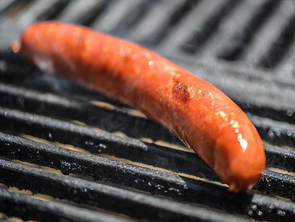20140508-292404-how-to-grill-hot-dogs.jpg.9b7114bbe49ee3749a1236130fd2353c.jpg