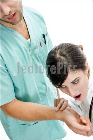 Nurse-Checking-Pulse-Patient.jpg.46fe64ec65f975c7a86a55d16341bfcd.jpg