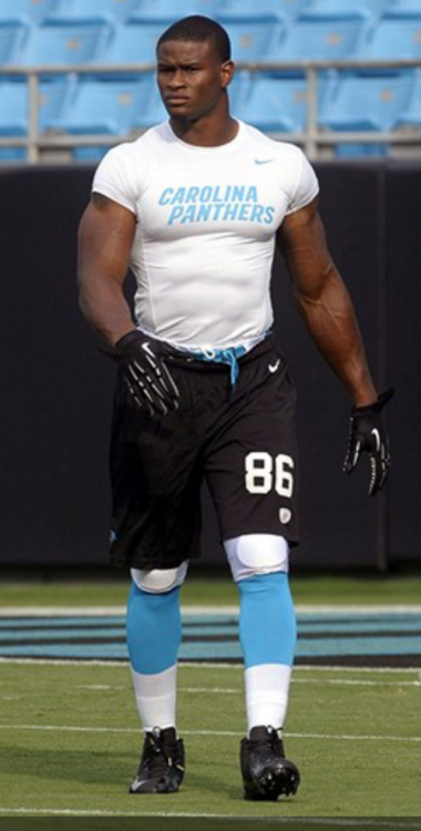 Carolina_Panthers_Tight_End_Brandon_Williams_warming_up-_2014-04-25_07-18.thumb.png.6a6b2da41022eea619296bdeec062a77.png